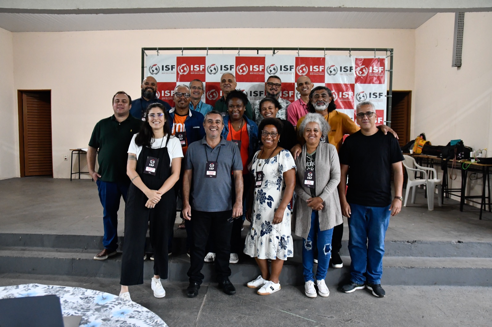 Equipe e corpo docente do ISF reunidos em encontro presencial