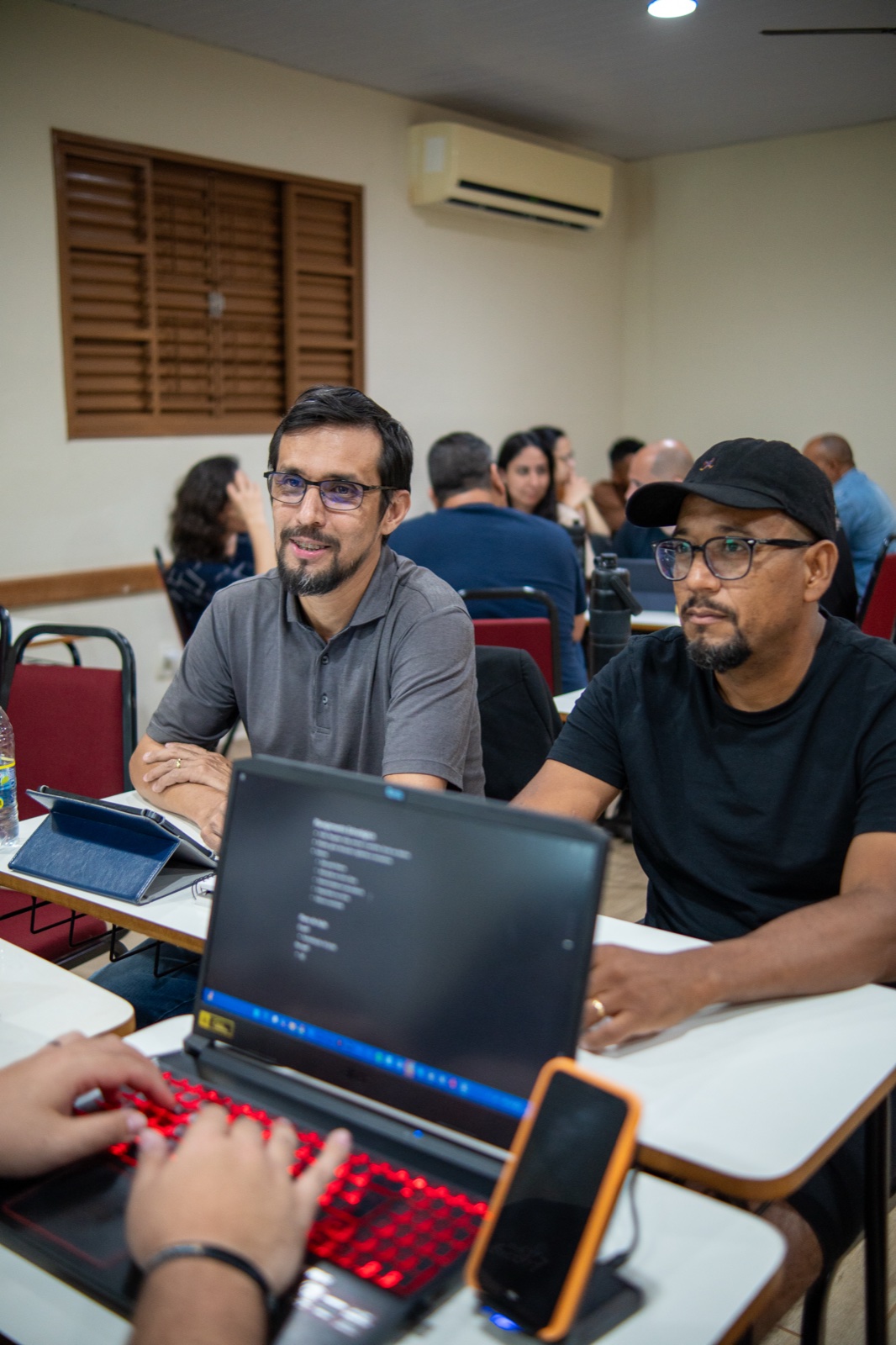 Alunos atentos em encontro do curso de Aconselhamento Cristão