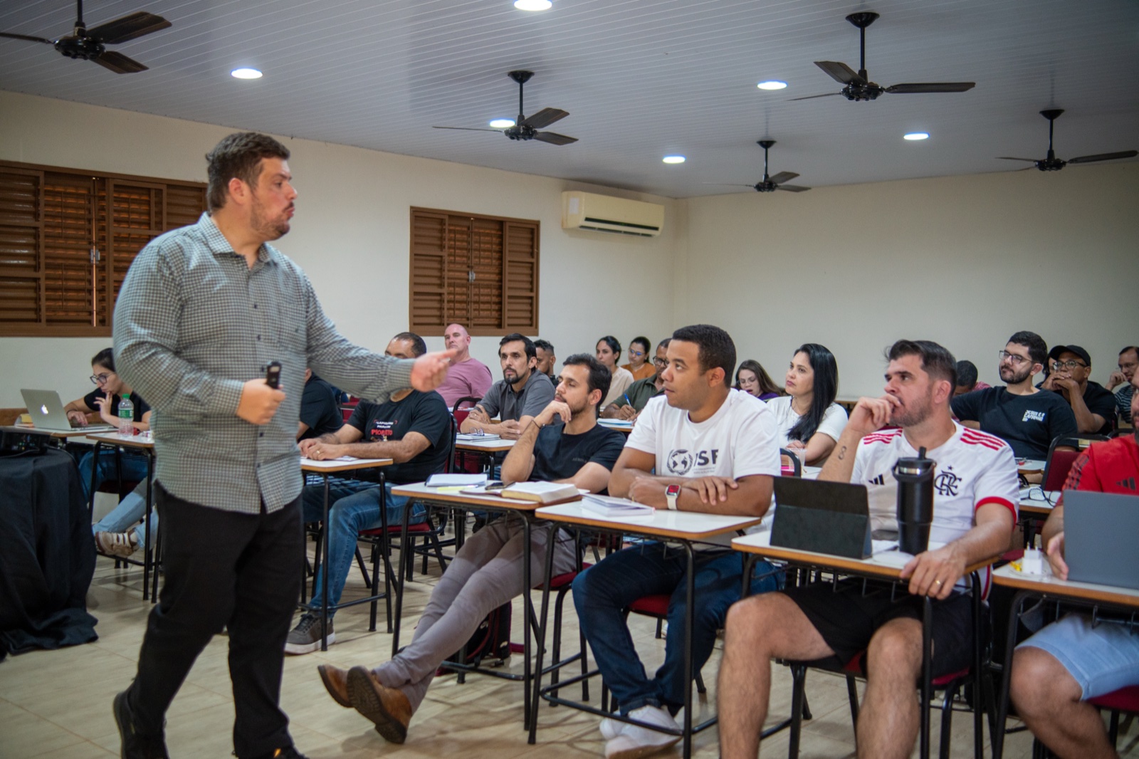 Sala cheia durante aula do curso de Liderança Transformadora