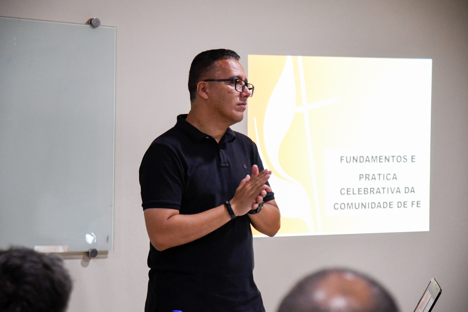 Aula sobre fundamentos e prática celebrativa no POV